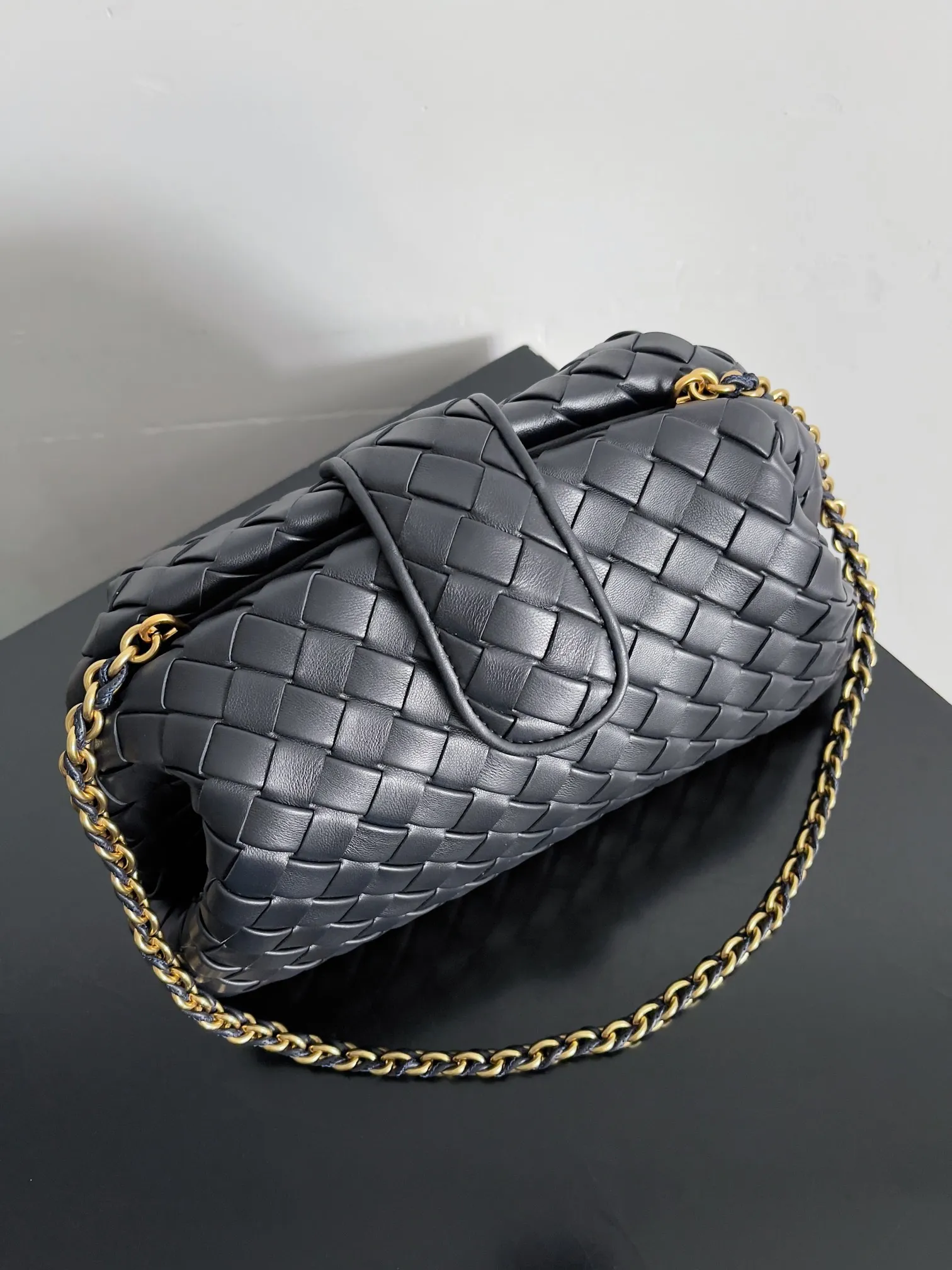 Batch 2260 BOTTEGA VENETA Lady's LAUREN CLUTCH Chain Clutch was inspired by 40 years ago. It is a perfect fusion of classic and modern bags. It is effortless and fashionable for any occasion and at any time. The newly added detachable metal chain allows people to have more ways to carry it. It is grand and elegant. Style No.: 785807 Size: 31.5*16.5*11cm